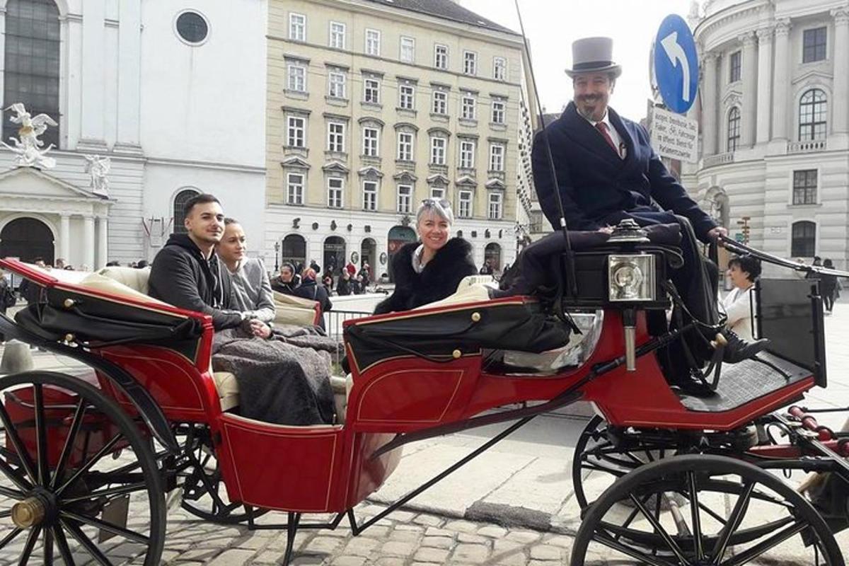 un gruppo di persone in carrozza trainata da cavalli