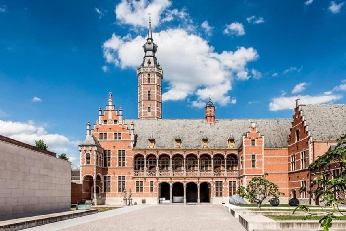 um grande edifício de tijolos com uma torre de relógio