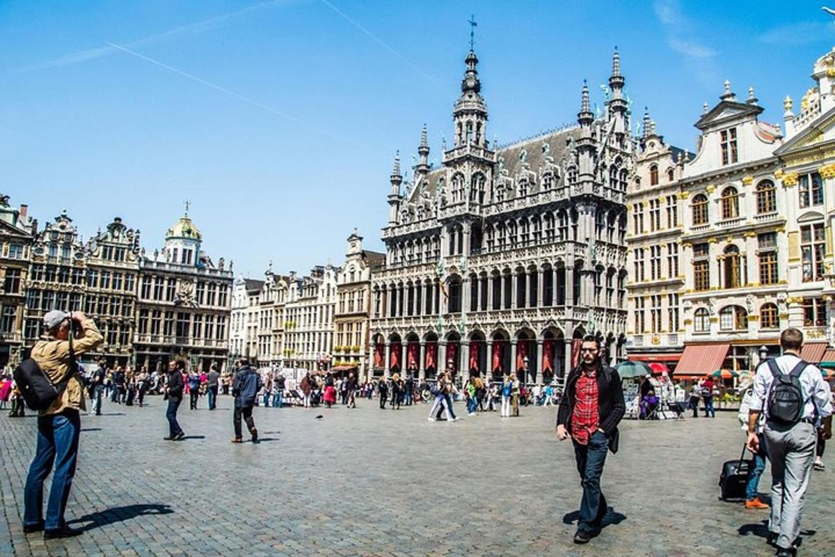 um grupo de pessoas caminhando por uma praça da cidade