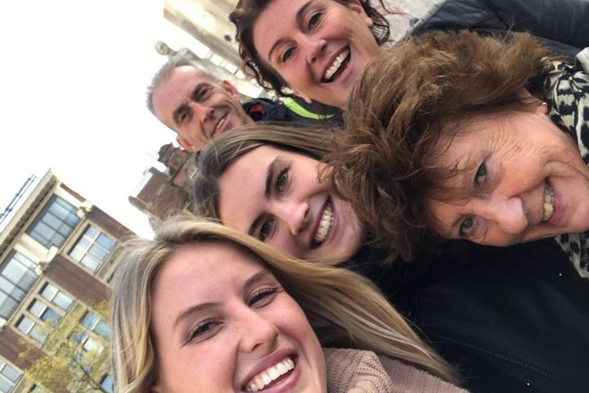 um grupo de pessoas posando para uma foto