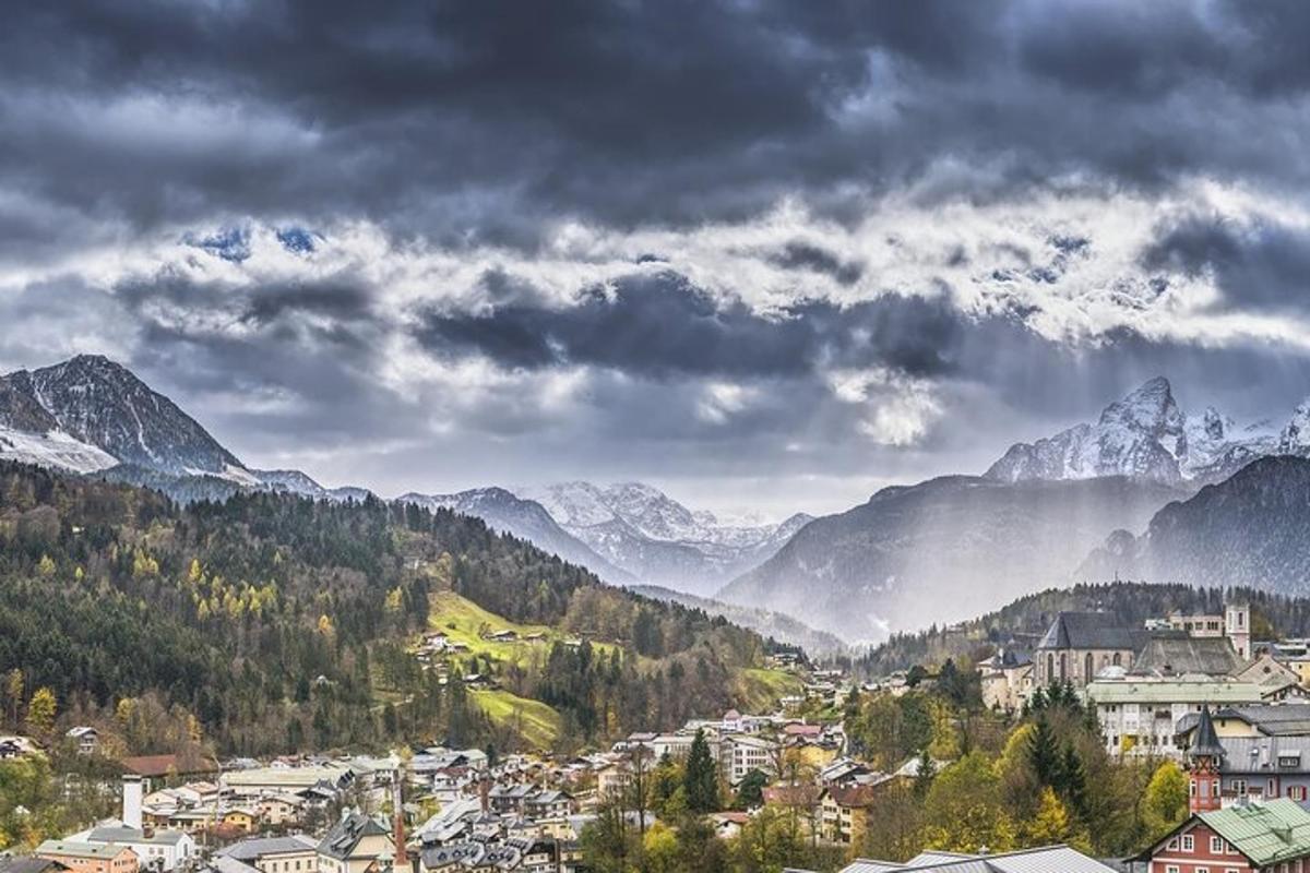 una città in una valle con le montagne sullo sfondo