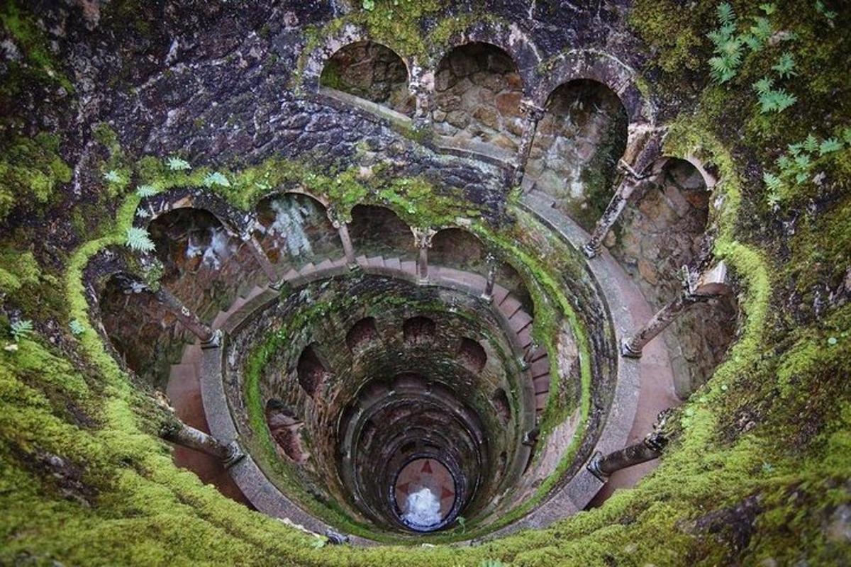 uma vista aérea de um túnel de pedra com grama