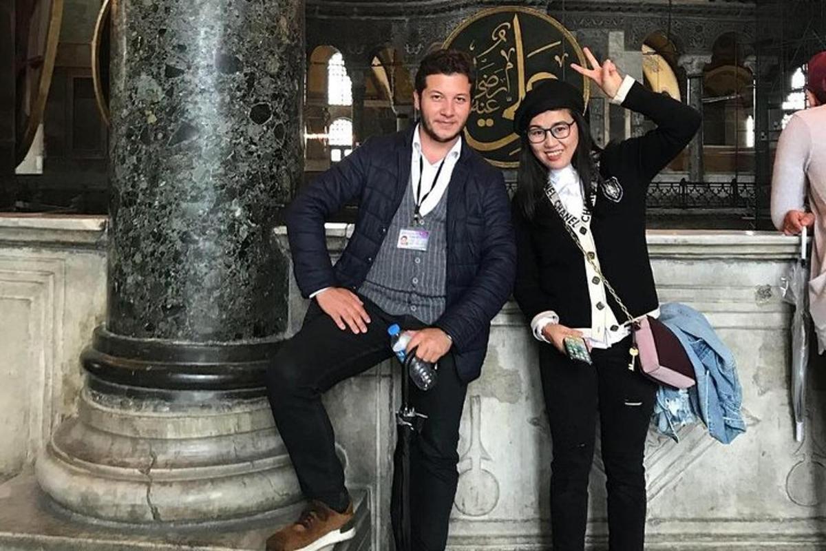 seorang lelaki dan seorang perempuan duduk di atas tiang