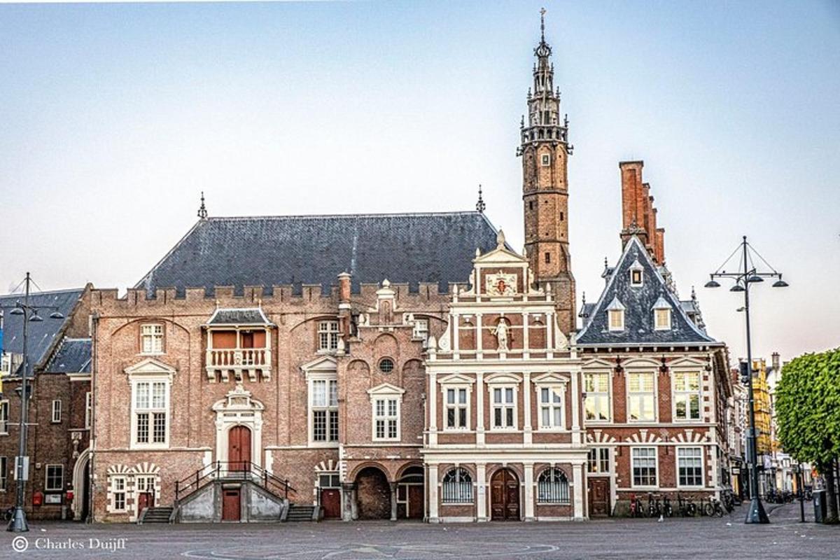 velika opečnata stavba z urnim stolpom
