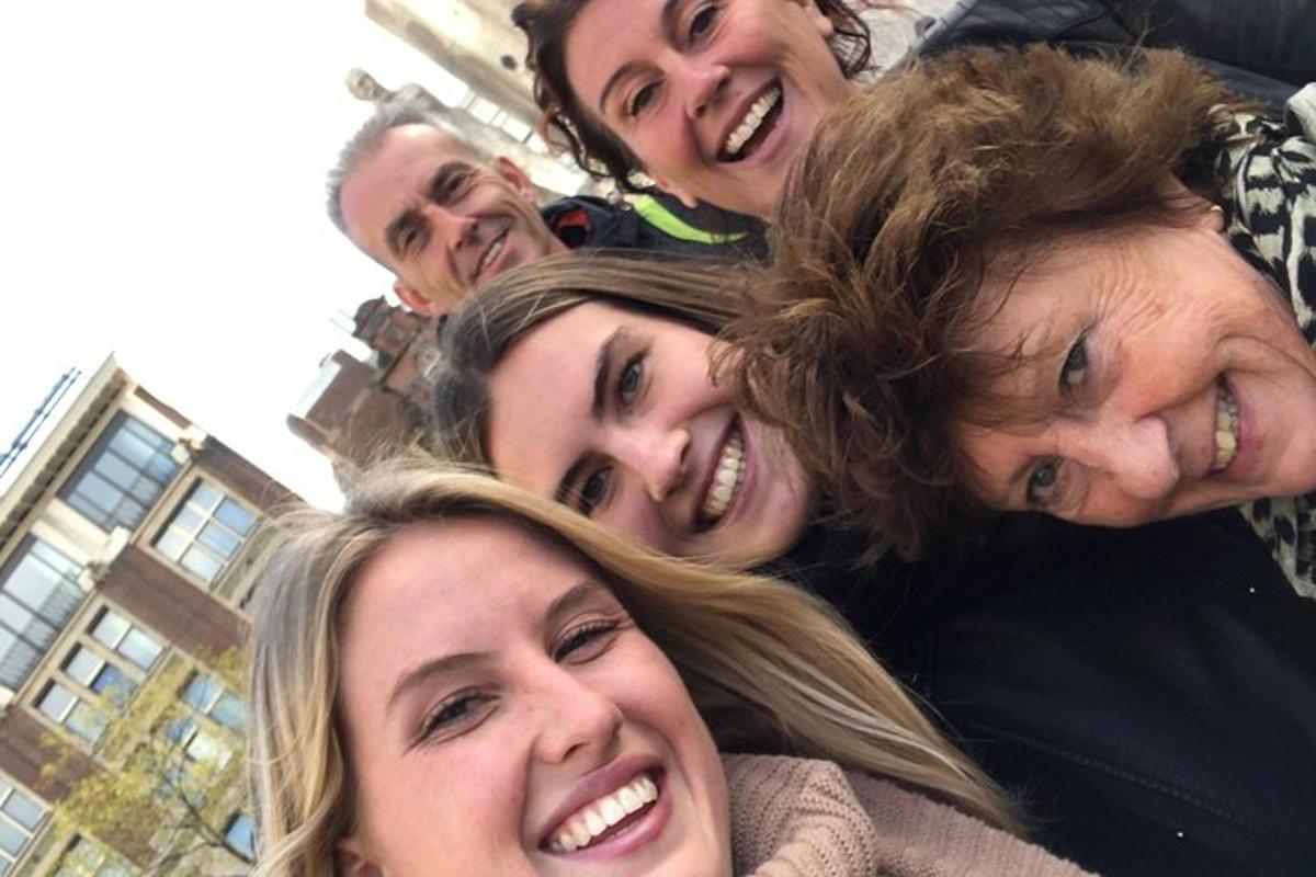 um grupo de pessoas posando para uma foto