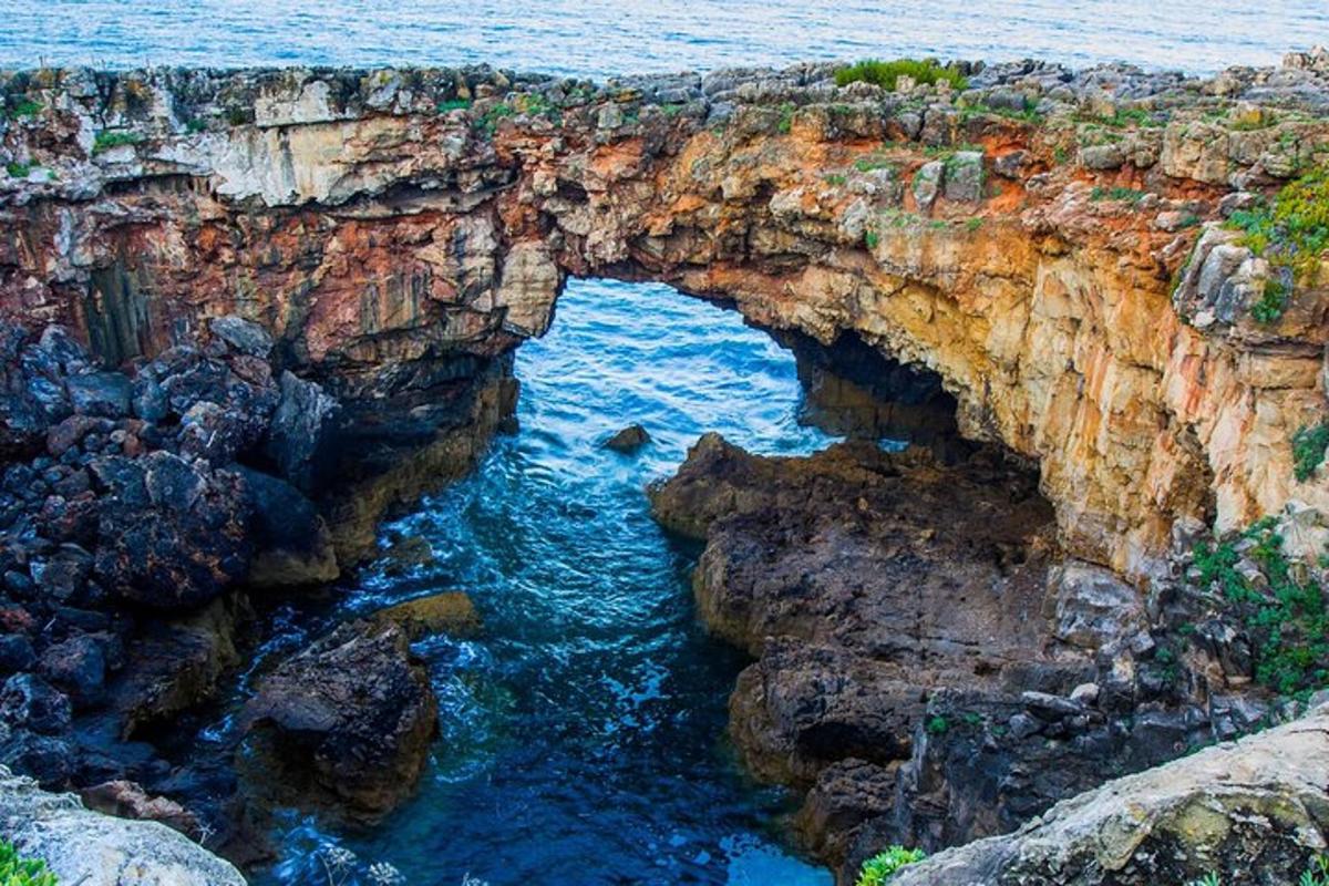 lok v skalnati pečini ob oceanu