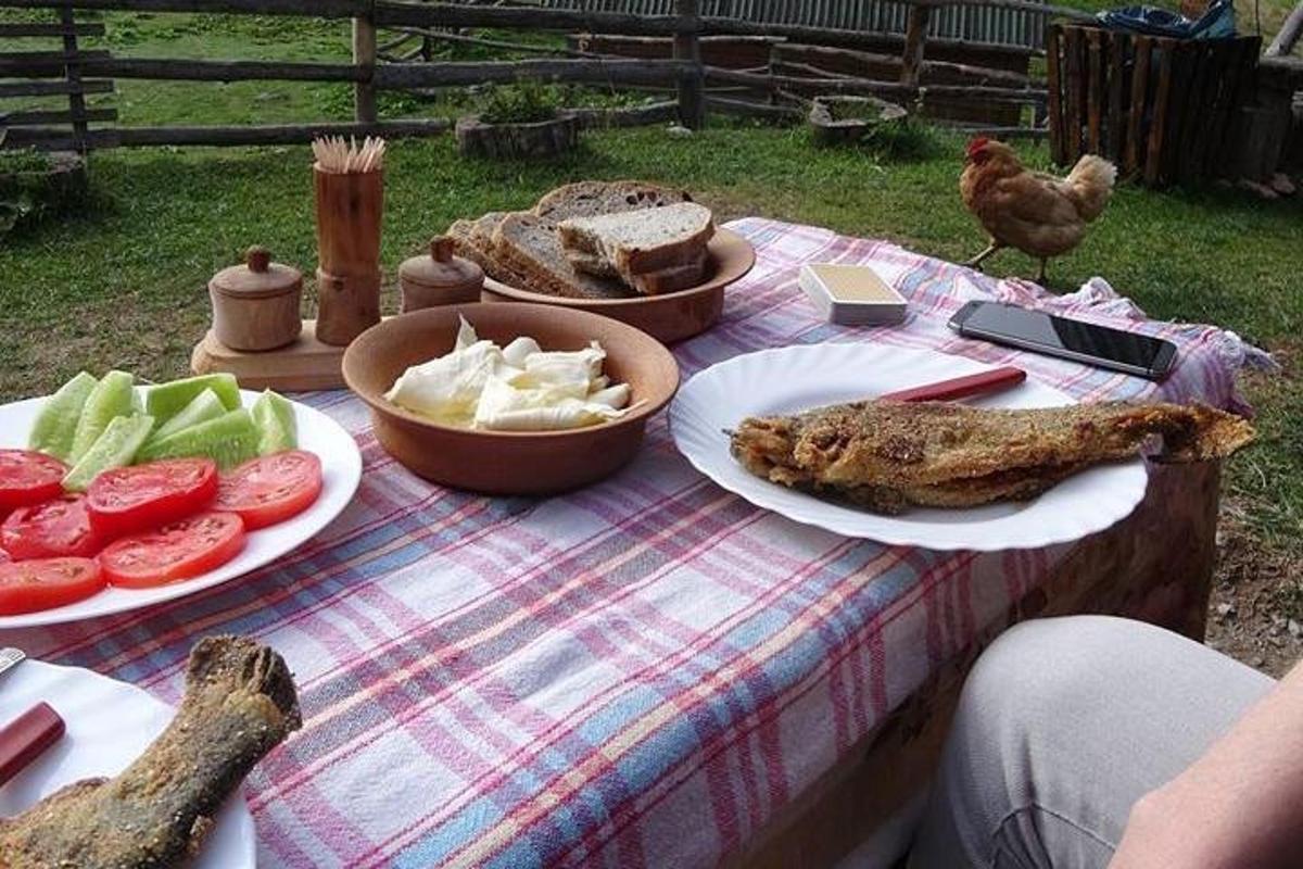 meja dengan pinggan makanan dan sayur-sayuran di atasnya