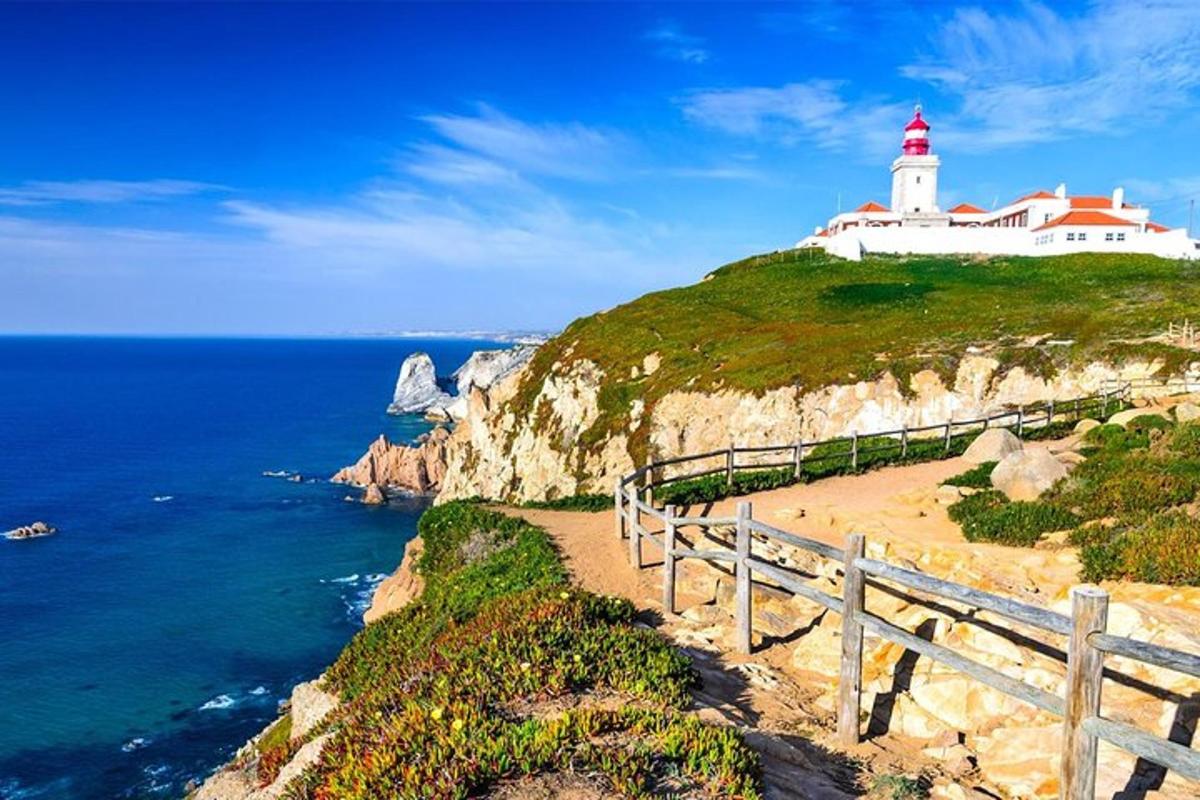 um farol no topo de um penhasco próximo ao oceano