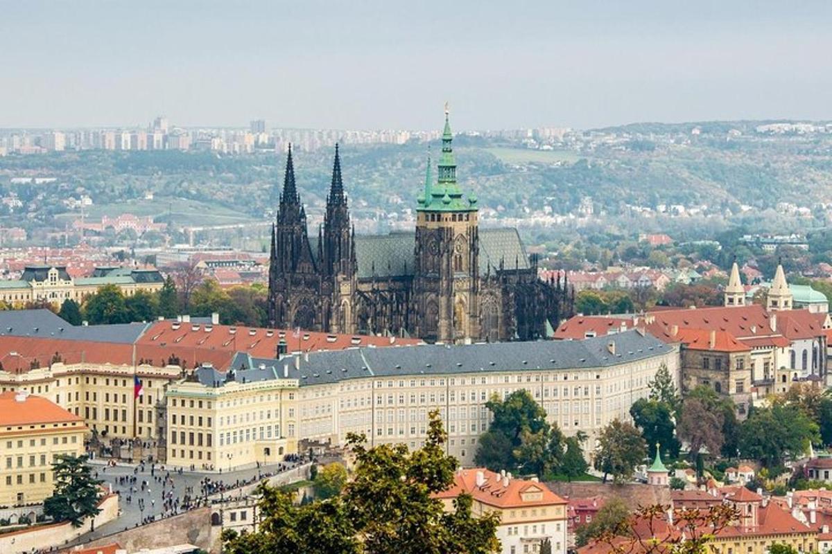 velká budova s hodinovou věží ve městě