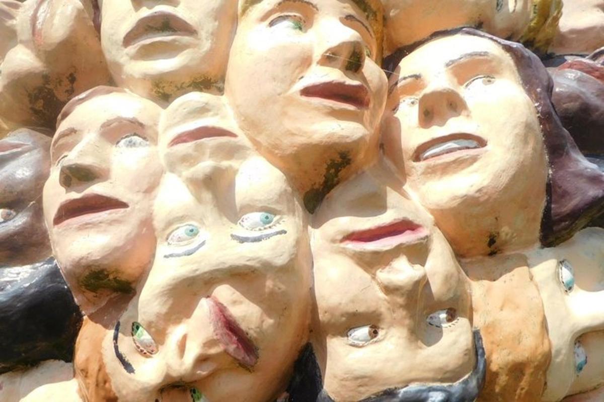 un grup de sculptures de cares en una paret