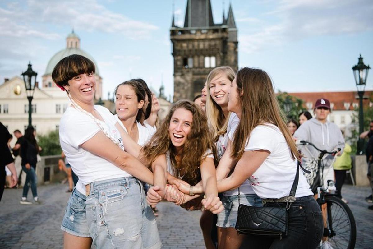 un grup de fete care se îmbrățișează într-un oraș