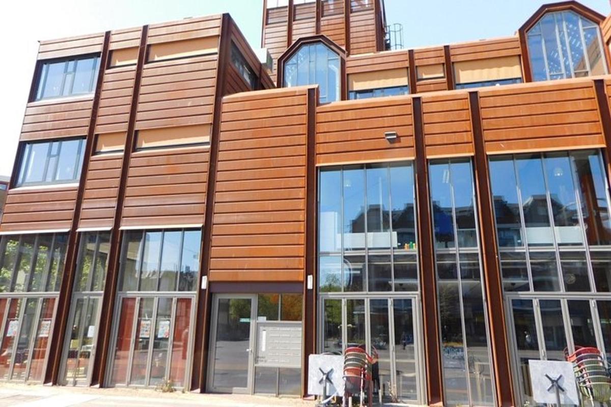 un grande edificio con finestre di vetro di fronte