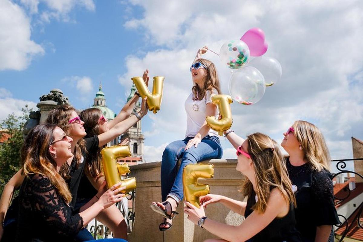 Un grupo de personas sentadas en una cornisa con globos.