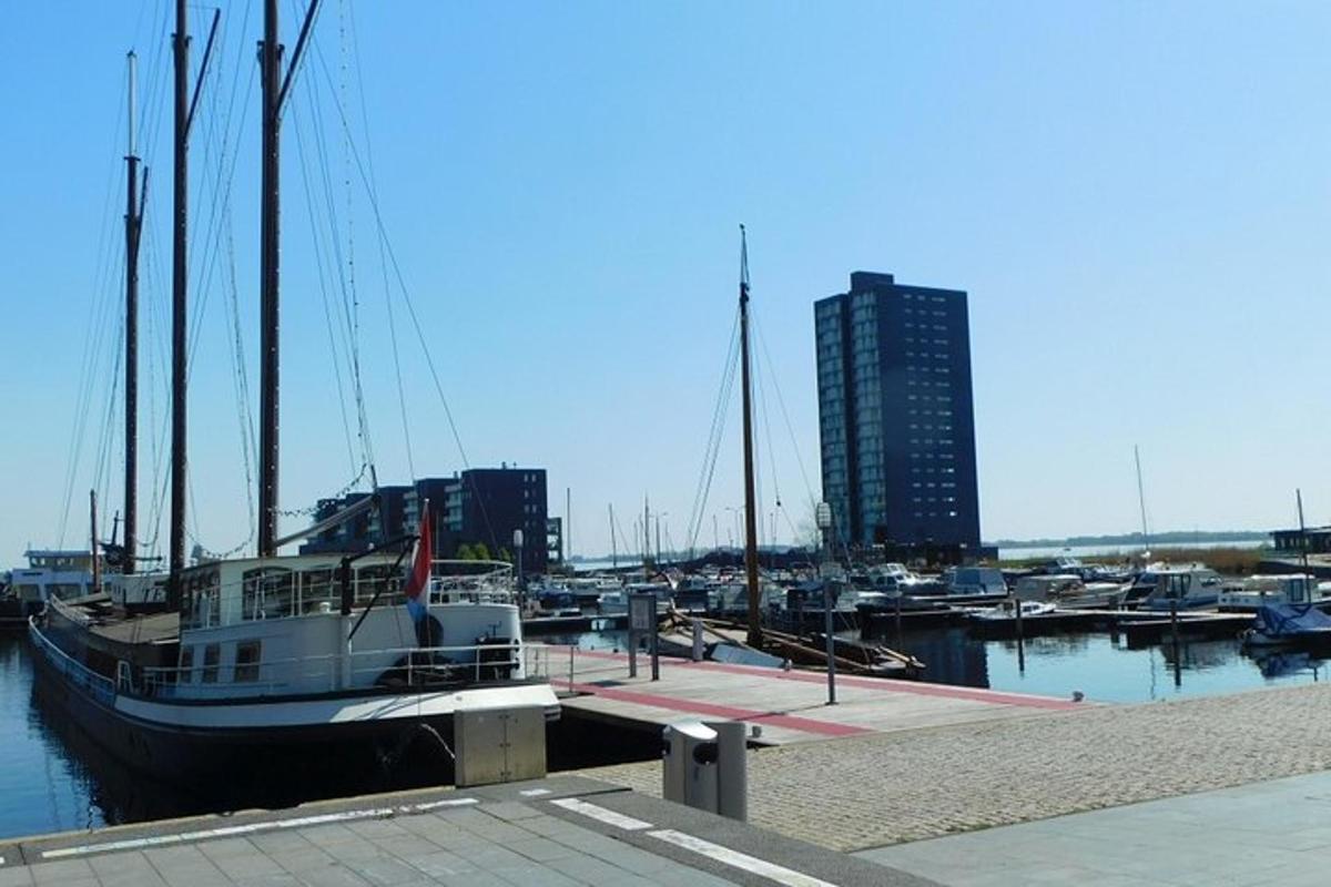 una barca attraccata in un porto turistico con altre barche