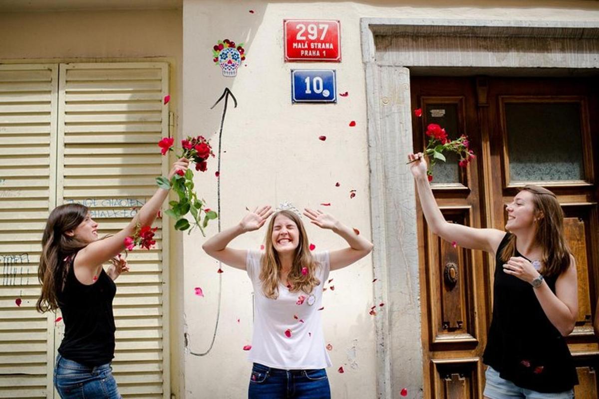 Dos chicas paradas frente a una casa con confeti.