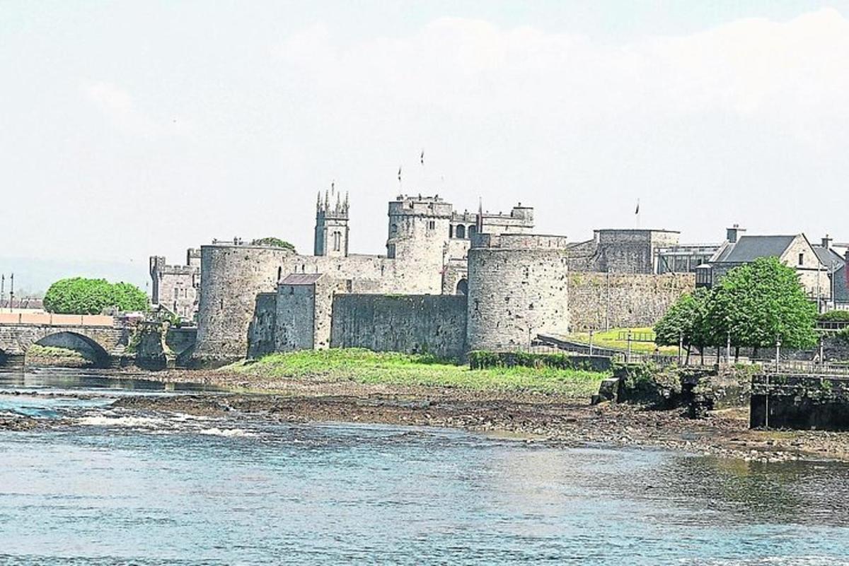 um velho castelo situado na margem de um rio