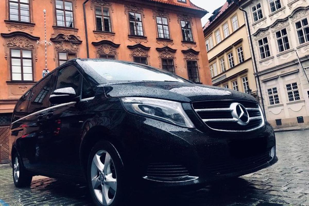 sebuah kereta hitam diletakkan di jalan bandar