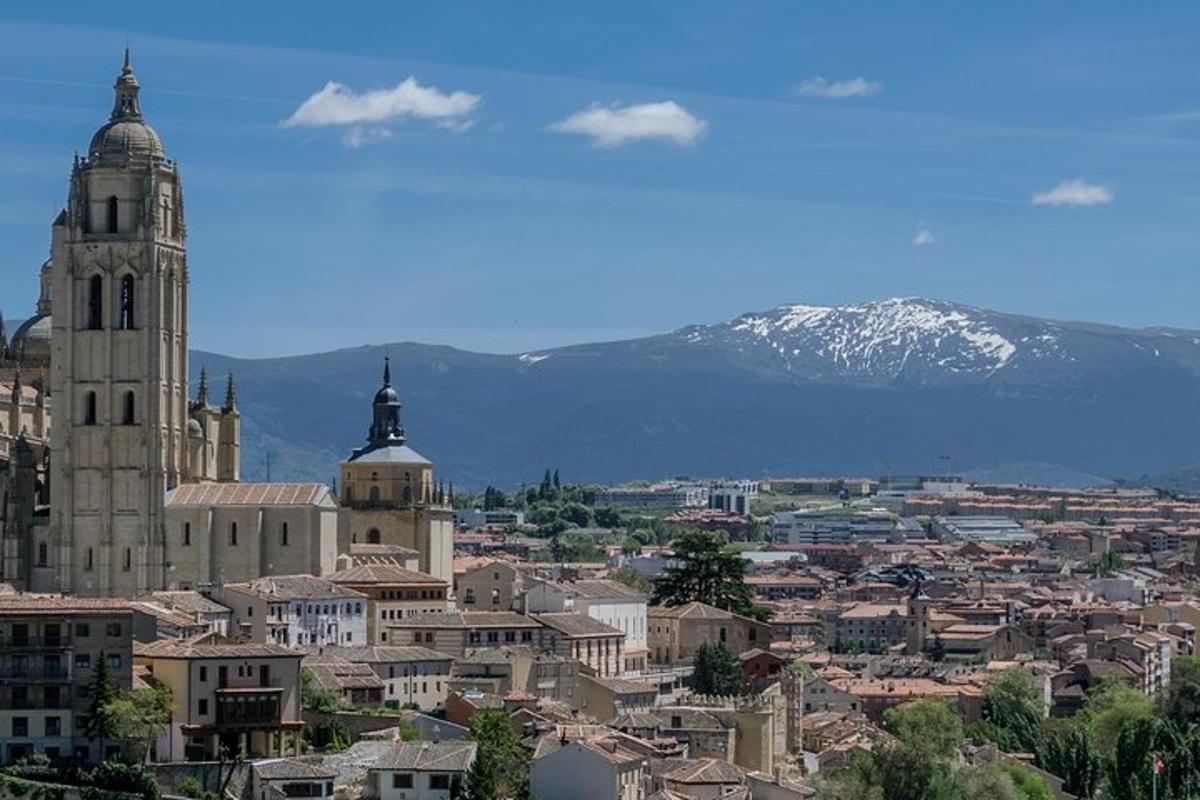 uma vista de uma cidade com montanhas ao fundo