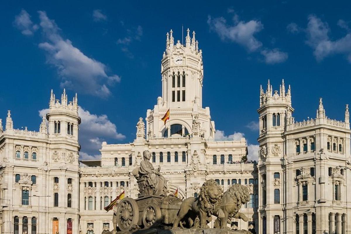 un grande edificio con una statua di fronte