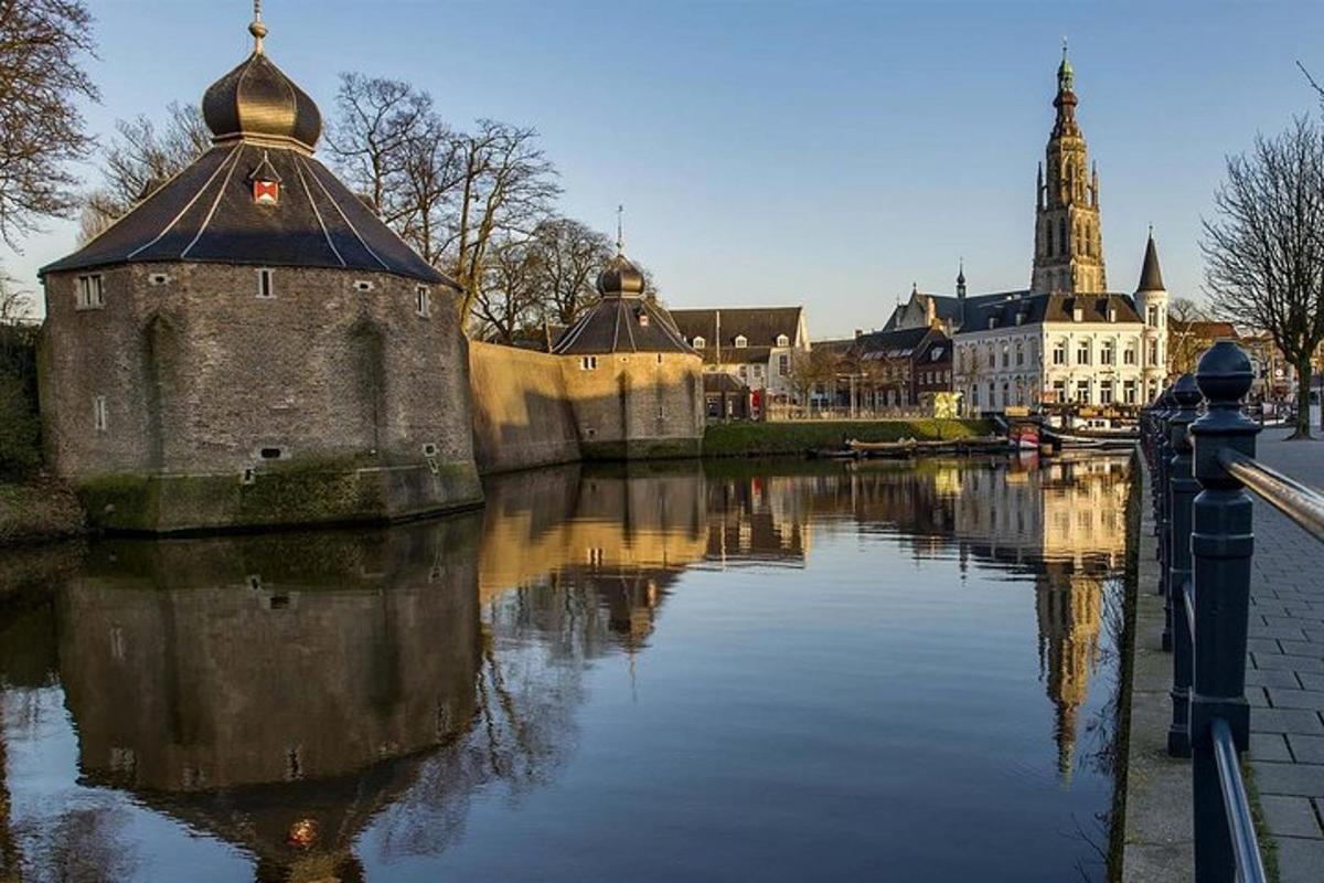 uno specchio d'acqua con edifici e una città