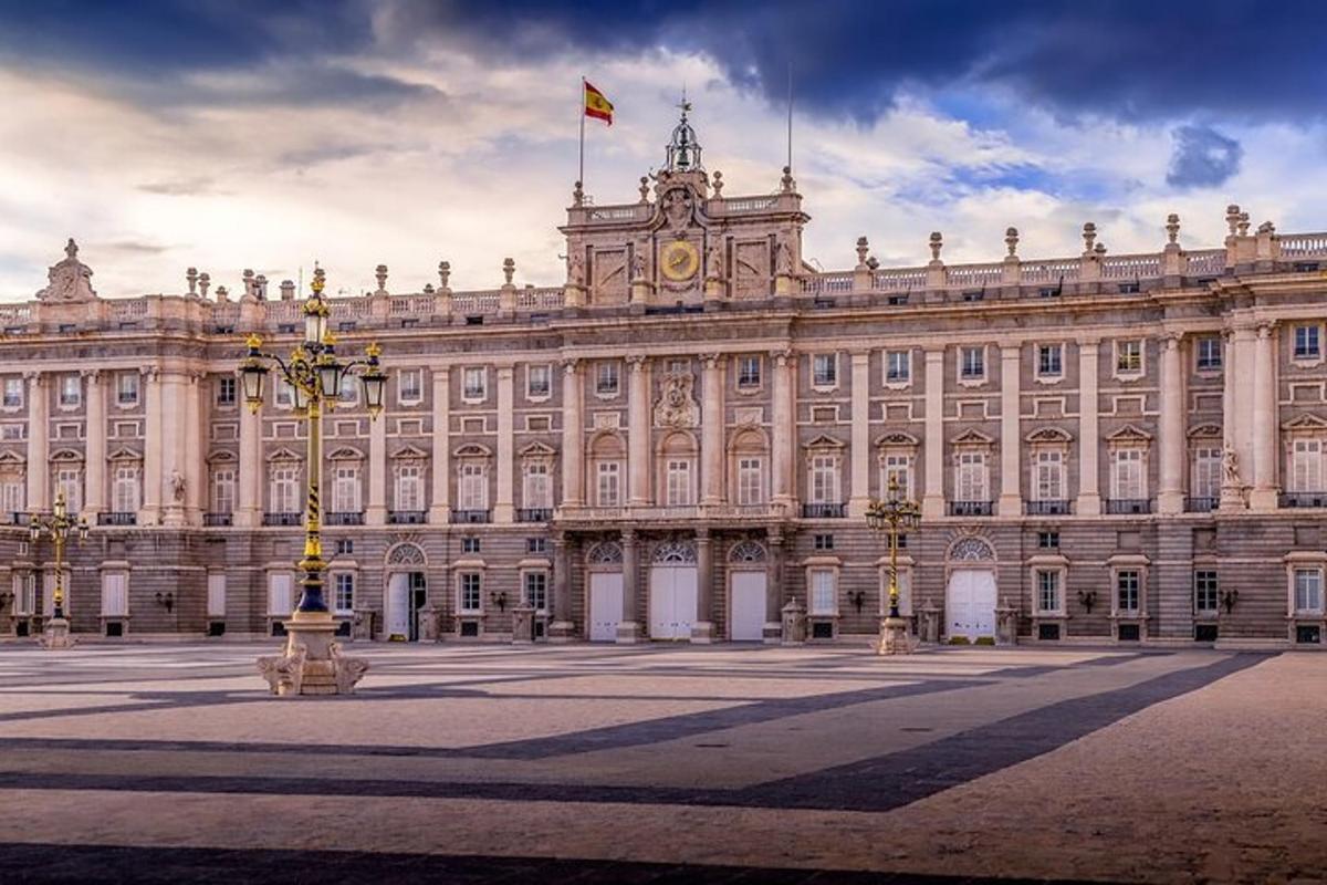 un grande edificio con una torre dell'orologio in cima