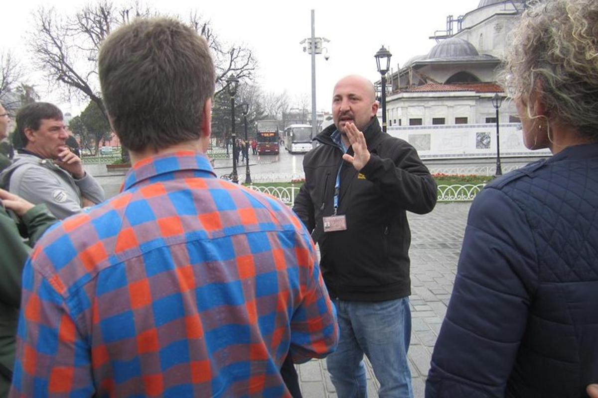 muž stojící před skupinou lidí