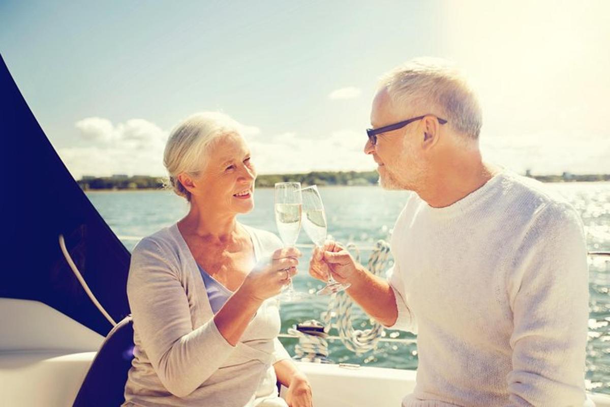 un uomo e una donna che bevono vino su una barca