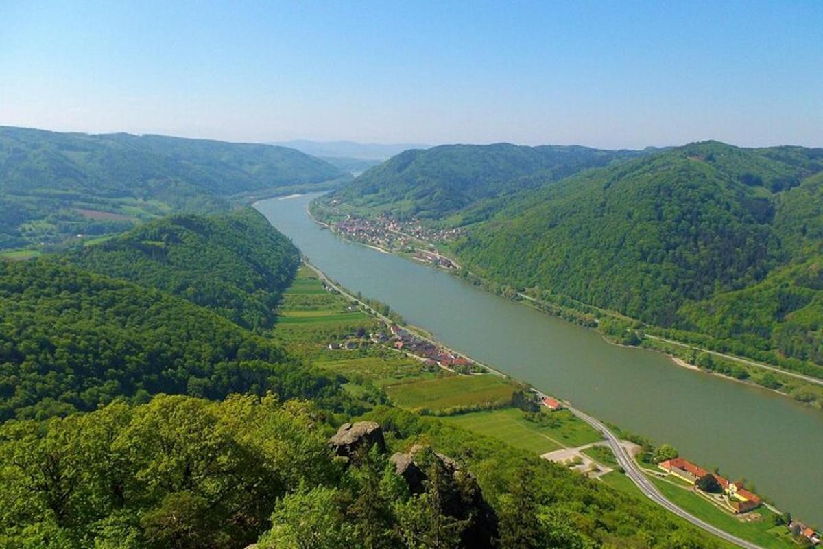 o vedere aeriană a unui râu într-o vale