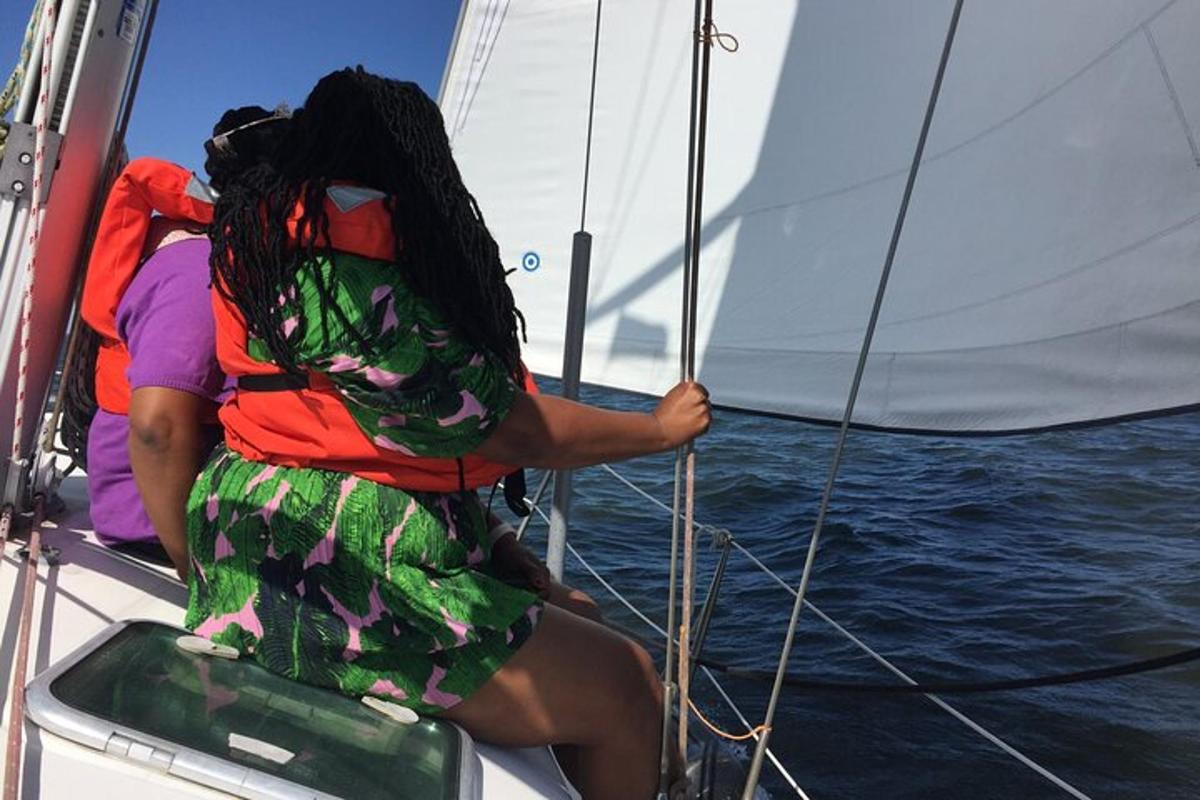due persone su una barca a vela in acqua