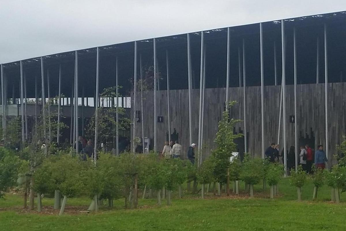 un grup de persones dempeus davant d'un edifici