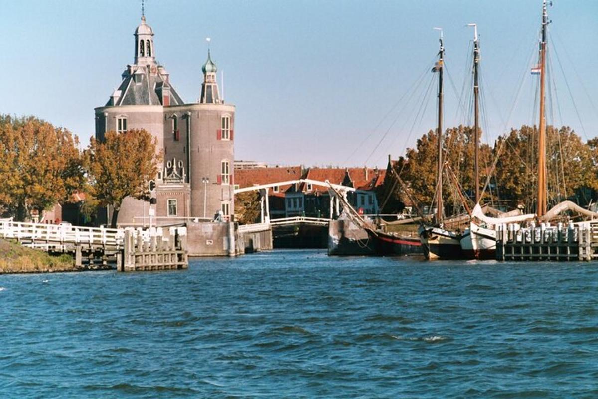 Un grupo de barcos atracados junto a un edificio.