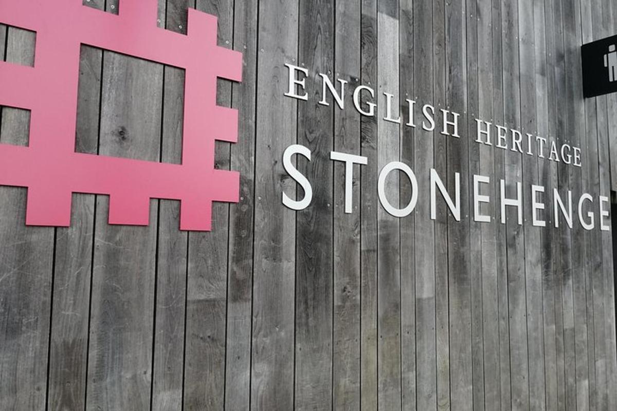 un rètol rosa en una paret de fusta amb les paraules English Heritage Structure