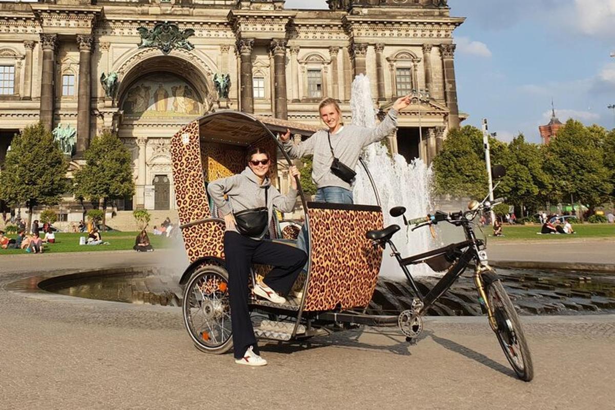 twee mannen in een door paarden getrokken koets voor een gebouw