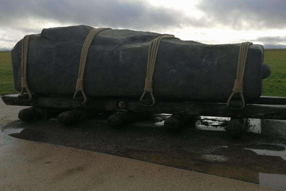 una gran bossa negra a la vora d'una carretera