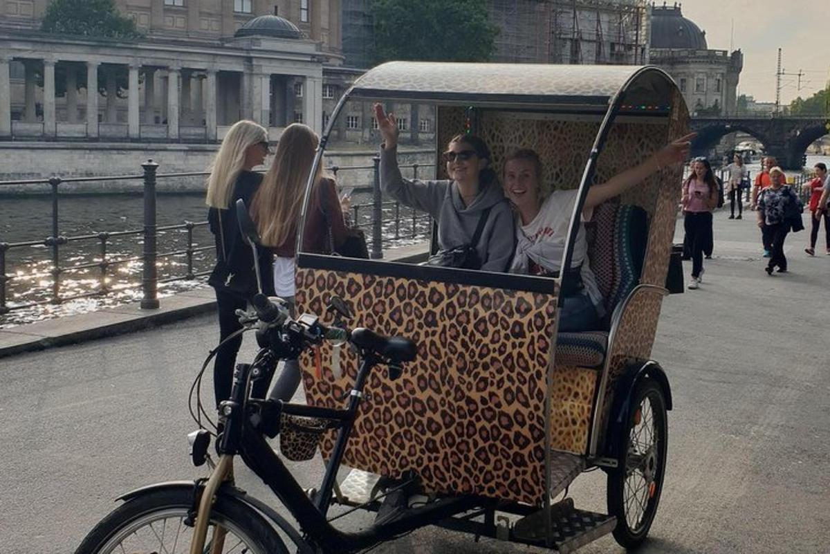 een groep mensen die zwaaien terwijl ze in een golfkarretje rijden