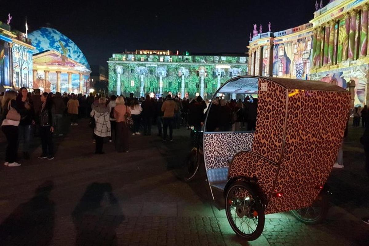 een riksja geparkeerd voor een gebouw met verlichting