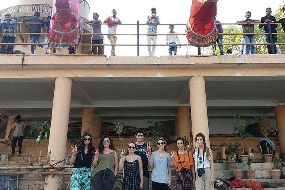 un grup de persones dempeus davant d'un edifici