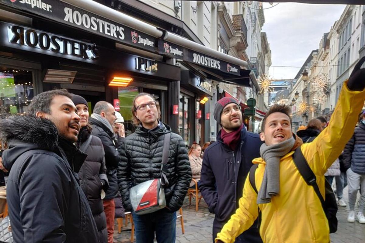 un gruppo di persone che camminano lungo una strada