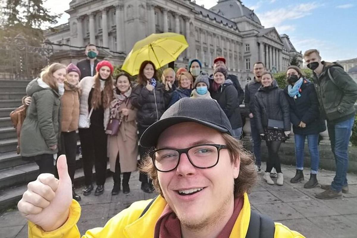 un uomo che fa il gesto del pollice in su davanti a un gruppo di persone