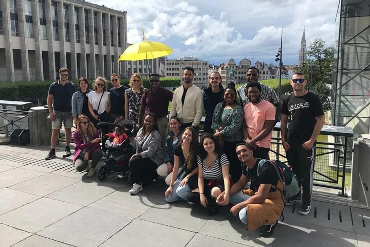 un gruppo di persone posa per una foto