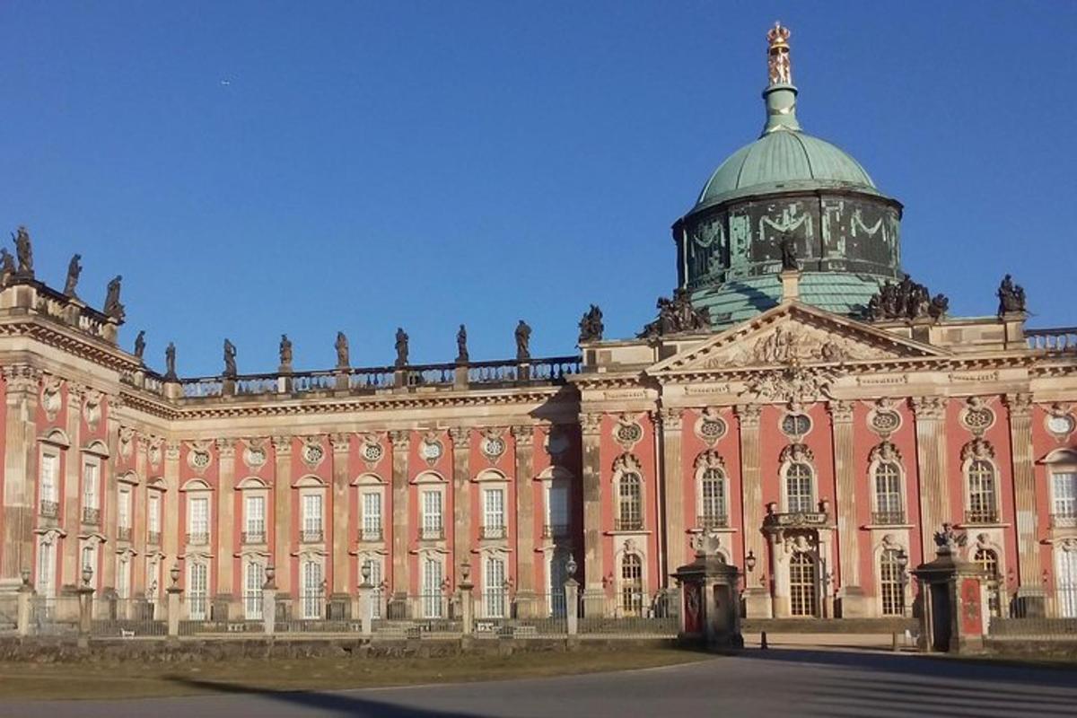 un grande edificio rosa con una cupola in cima