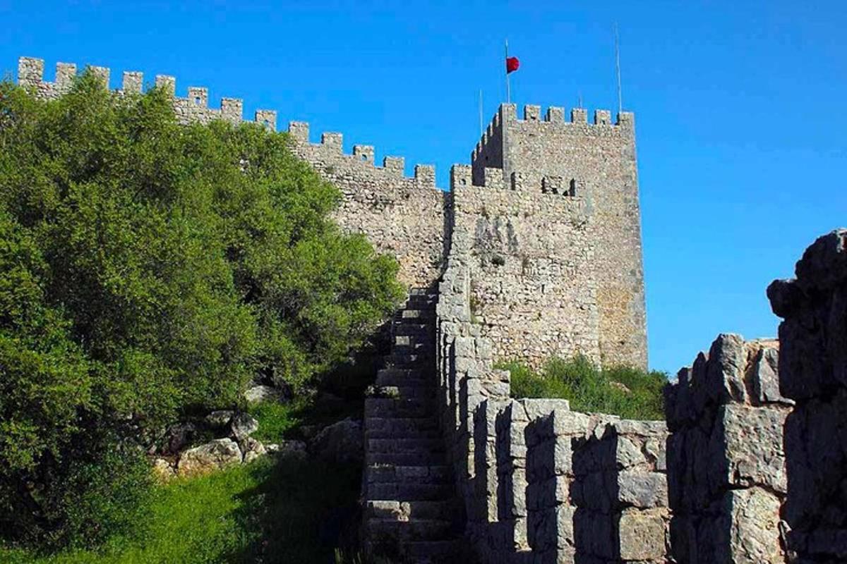 Un gran muro de piedra con una bandera encima.