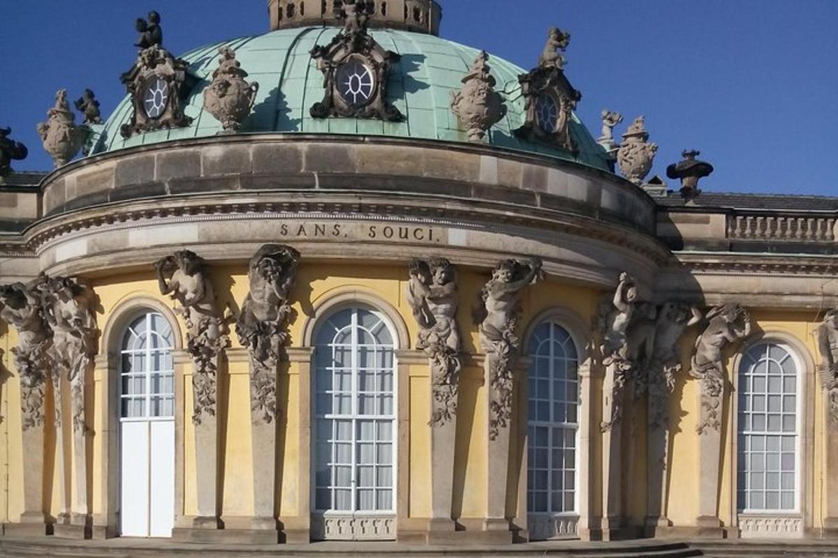 un edificio con un orologio in cima