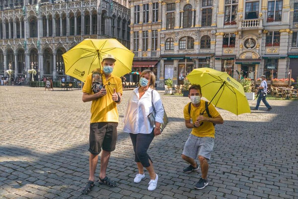 un gruppo di persone che indossano maschere e tengono ombrelli