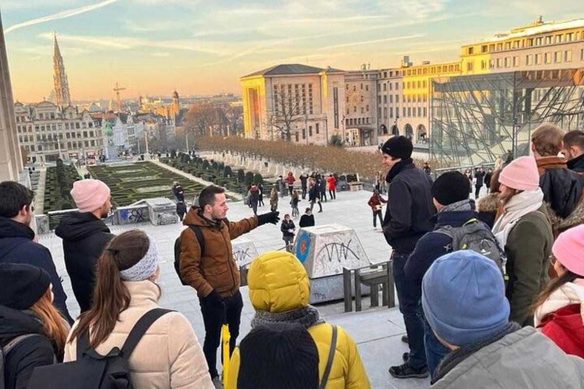 grupė žmonių, stovinčių priešais minią