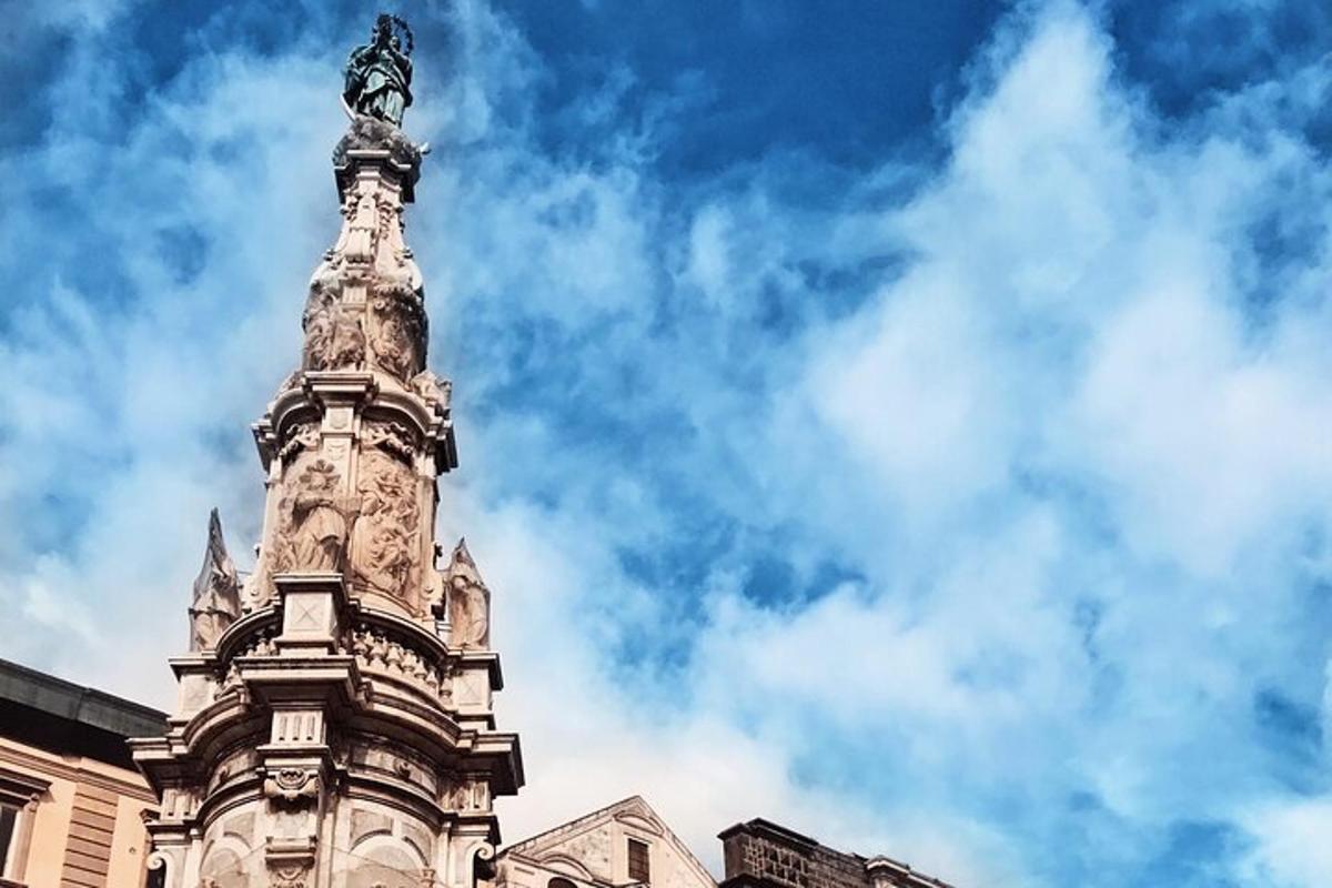 una torre alta amb una estàtua a sobre