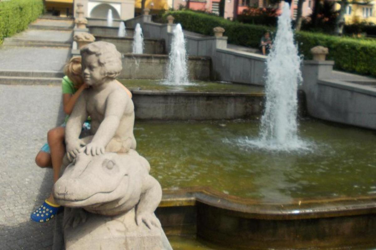 o statuie a unui băiat și a unei fete așezate deasupra unei fântâni