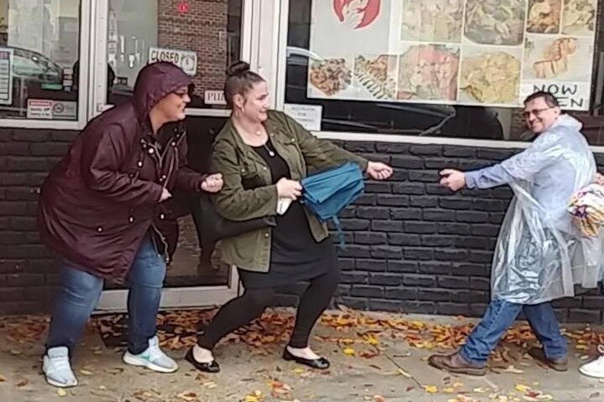 grupp inimesi, kes seisavad hoone ees