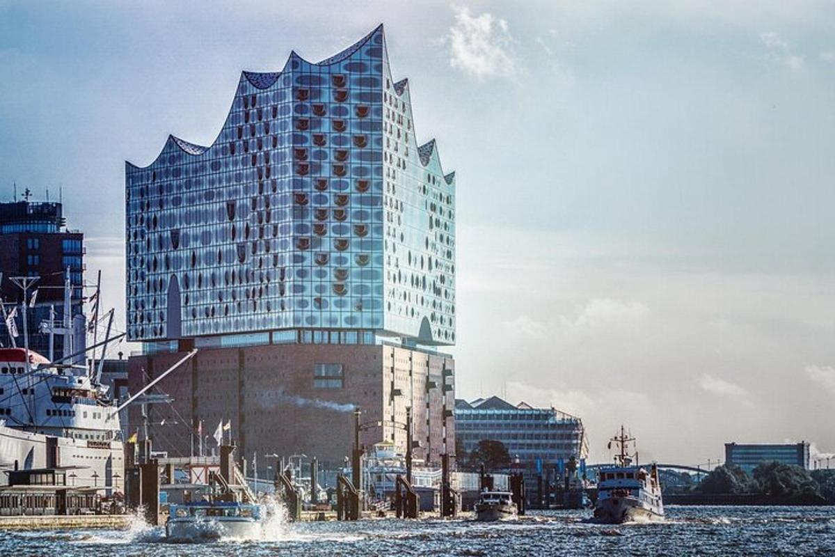 un edifici alt amb una estrella al costat