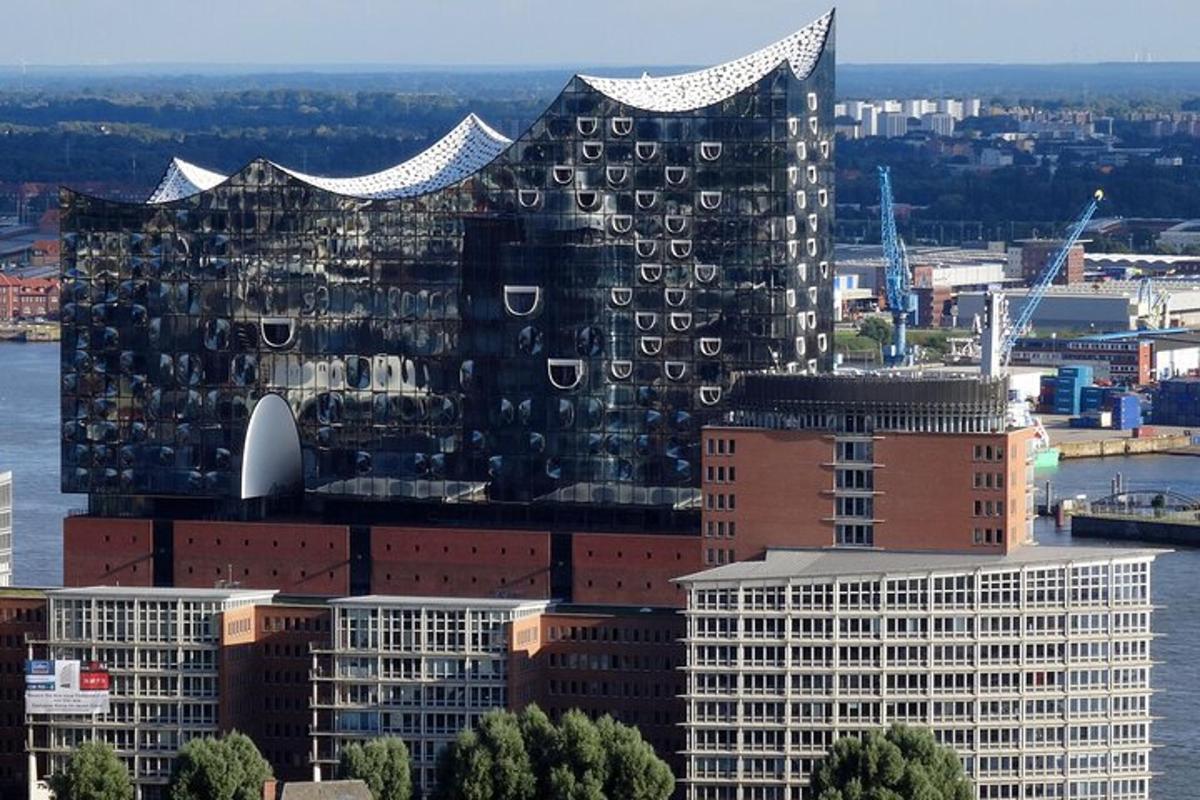 un gran edifici amb moltes finestres